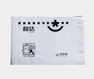 塑料快遞袋使用較多的是用聚乙烯材料做成，具有成本低，使用方便，防水性能好的特點(diǎn)。多用于運(yùn)送文件、單據(jù)、資料、貨物等所包裝用的袋子。又稱(chēng)為速遞袋、郵寄袋、快遞打包袋。體輕，富有彈性，有良好的抗沖擊性，無(wú)毒、無(wú)味、防潮、耐腐蝕，環(huán)保性較強(qiáng)，并且回收力度較大。