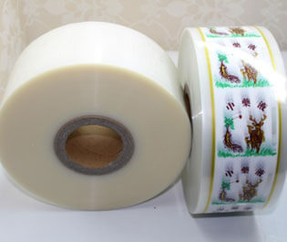 "食品復(fù)合膜是由PE等薄膜材料符合而成， 廣泛適用于包裝、食品、藥品等產(chǎn)品，具有環(huán)保、無(wú)臭無(wú)異味、熱封性能好、阻隔性好、遮光性強(qiáng)、耐油、強(qiáng)度高等特點(diǎn)。"