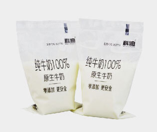 牛奶包裝袋是由三層或兩層共擠吹膜機(jī)生產(chǎn)而成。 成品膜印刷效果好，保香阻氧，安全衛(wèi)生，低碳環(huán)保，耐擠壓刺穿性強(qiáng)。